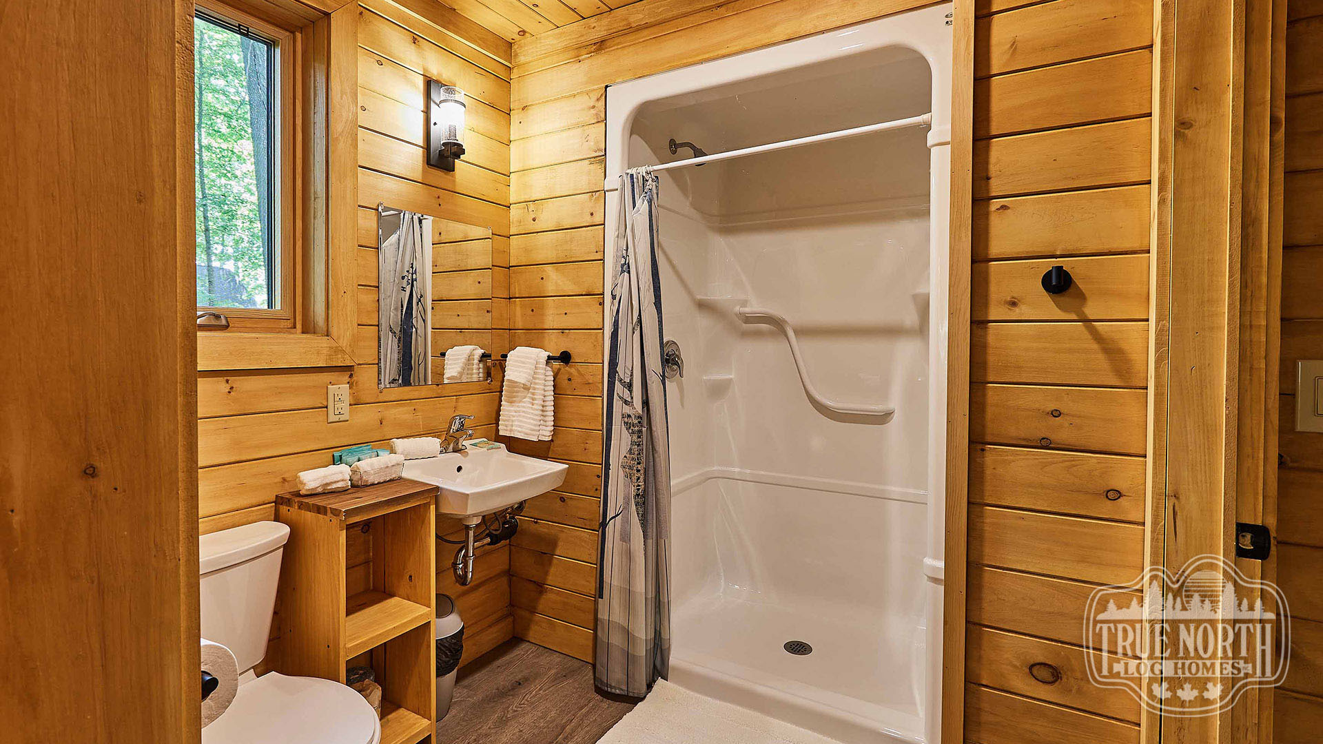 Six Nations Large Cabin bathroom